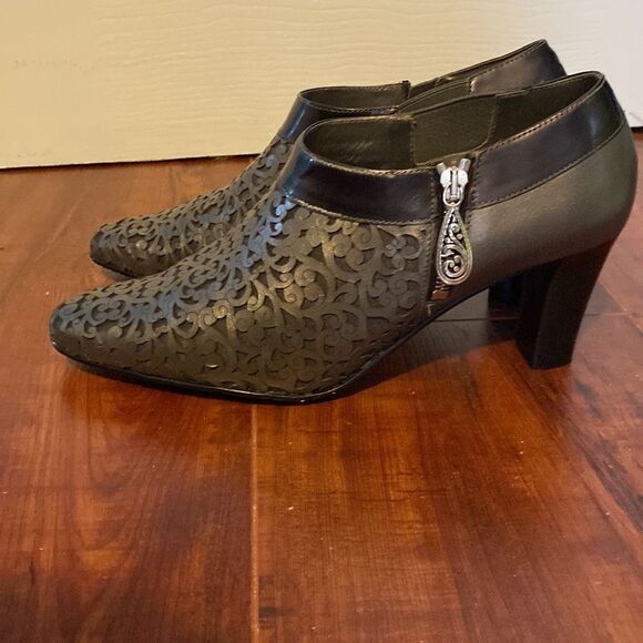 Brighton “Rhythm” Laser Cut Pewter Metallic Booties Size 9 - Picture 5 of 9